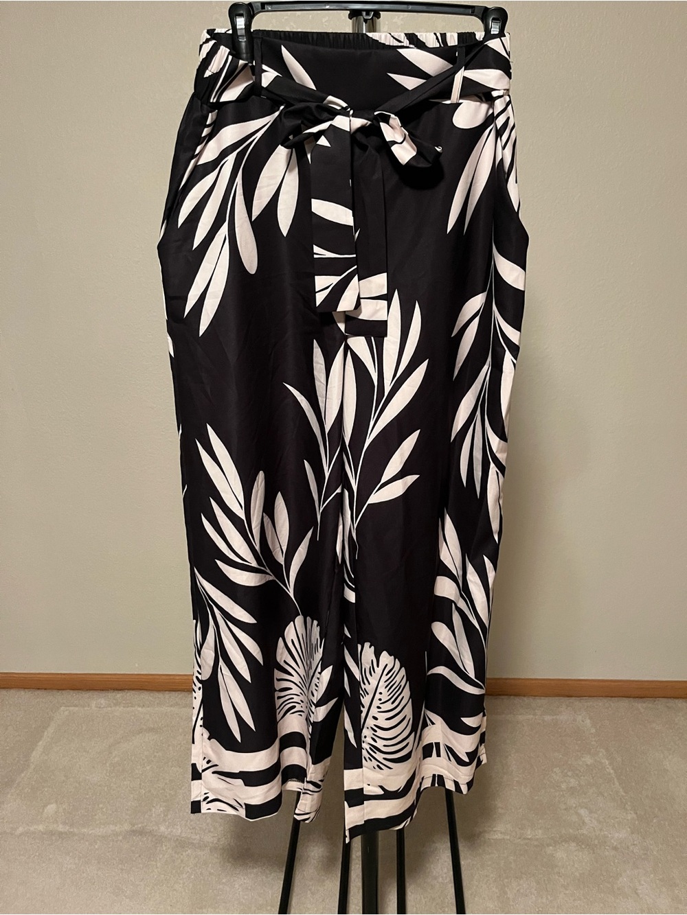 High-Waist Black & White Tropical Print Wide Leg Pants With Top